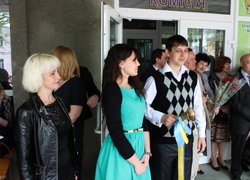 Студент 5-го курсу Артем Середа і студентка 1-го курсу Валерія Павлюк разом зі звуками дзвінка сповістили всіх присутніх про завершення святкової події